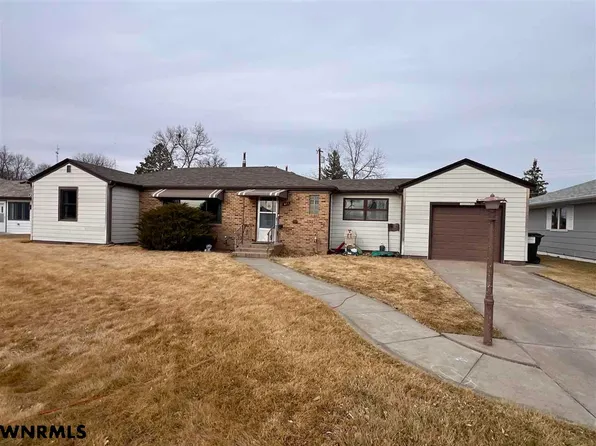 613 E 28th St, Scottsbluff, NE 69361