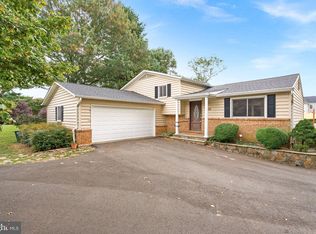 10624 Runaway Ln, Great Falls, VA 22066