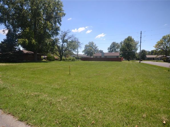 22 Elizabeth Dr, Belleville, IL 62226