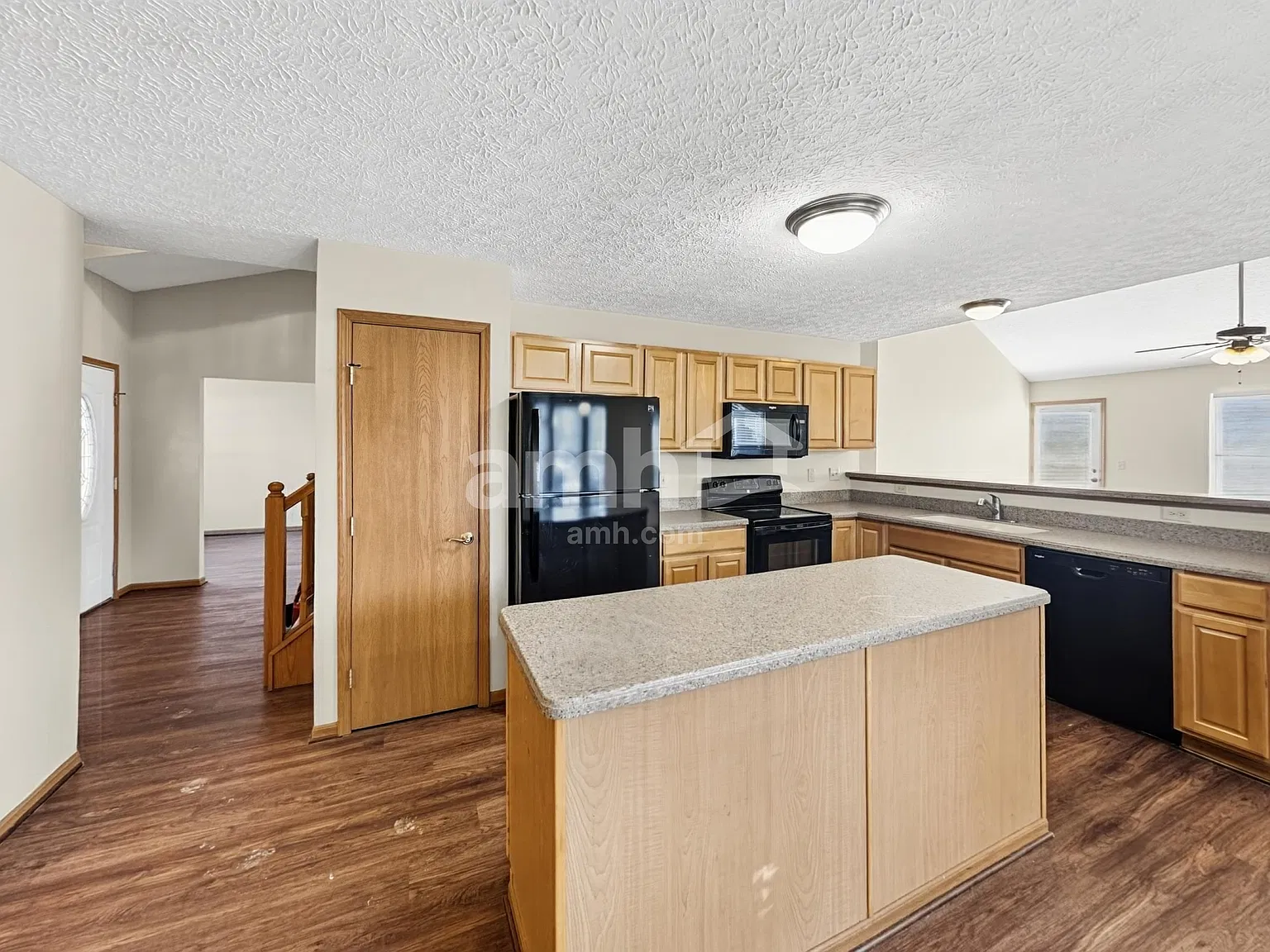 3 bed, 3.5 bath, 2000 sqft, $2,540 — Photo 3