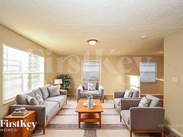 4601 N Richardt Ave — Photo 3