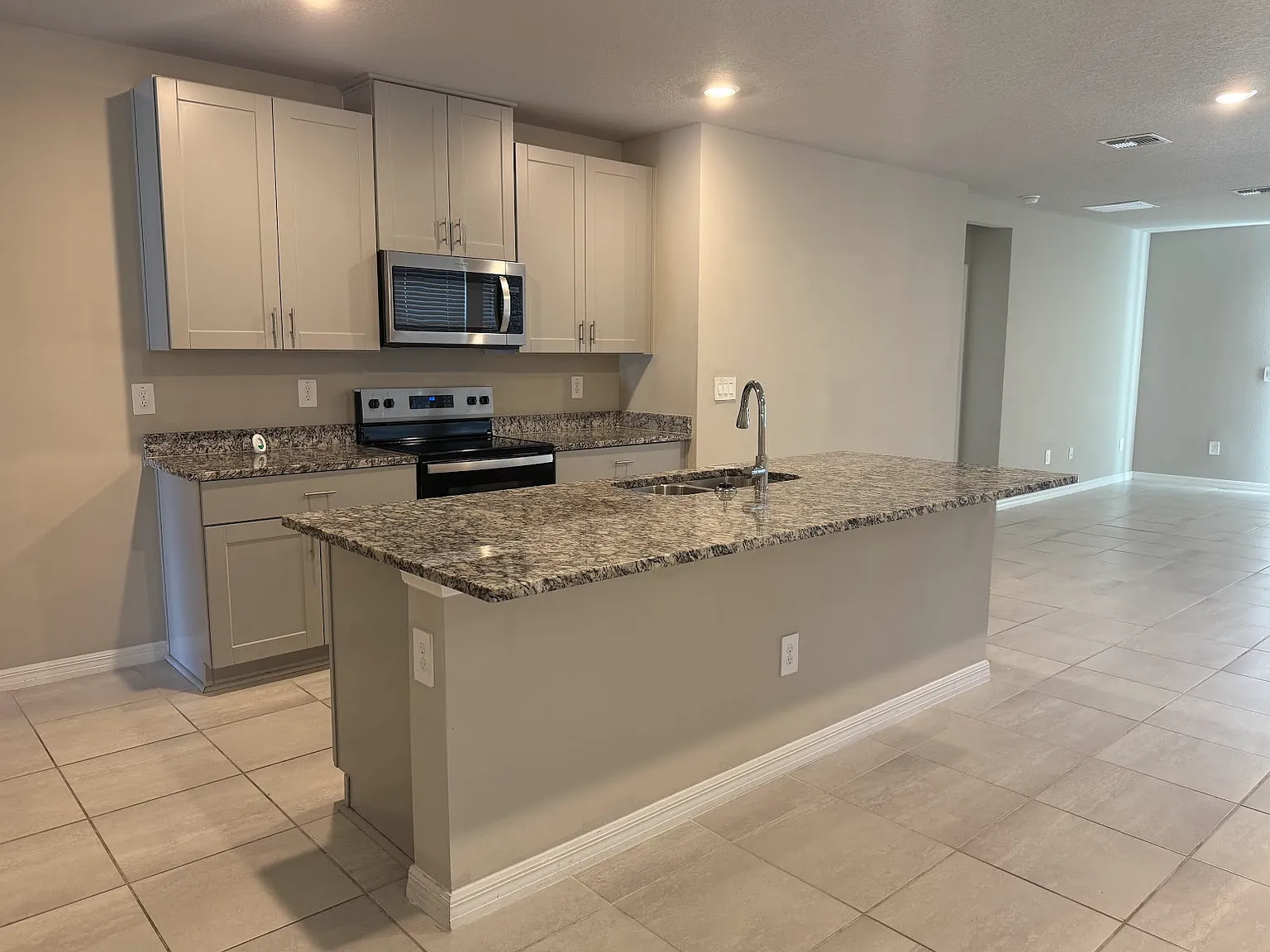 4 bed, 1687 sqft, $3,400 — Photo 3