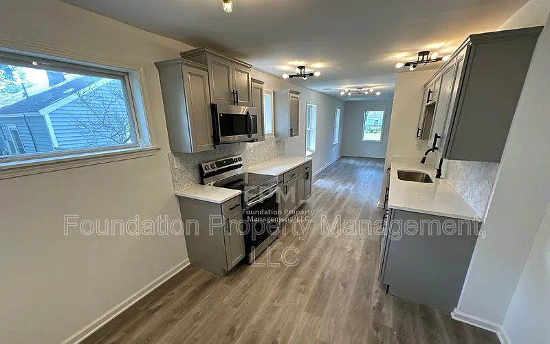3 bed, 2.0 bath, 1118 sqft, $1,795 — Photo 3