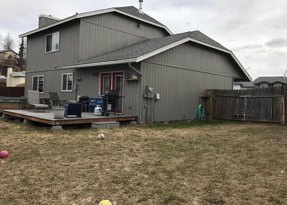 2nd image of 810 Howard Cir