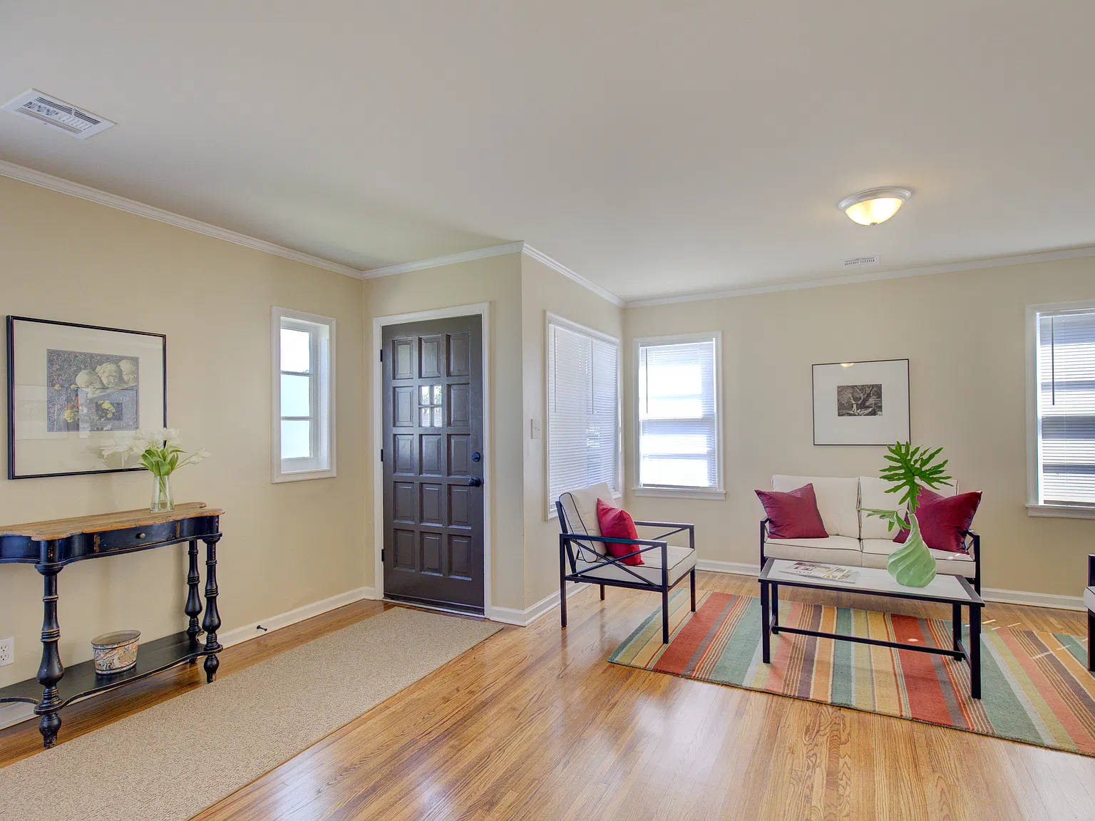 1124 E 38th Pl — Photo 2