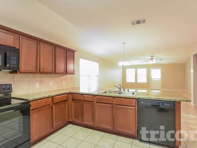 2511 Glen Hollow Dr — Photo 8
