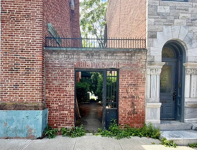 433 Warren St — Photo 2