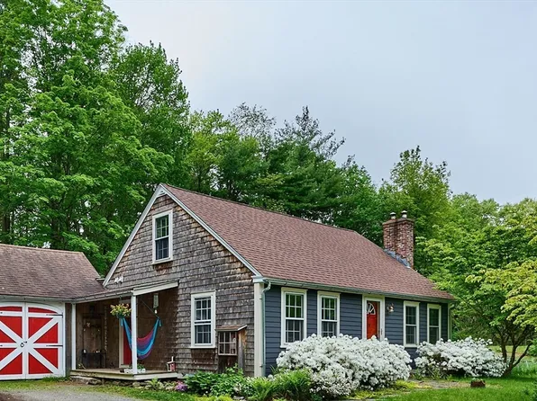 3 Village Grn, Greenfield, MA 01301