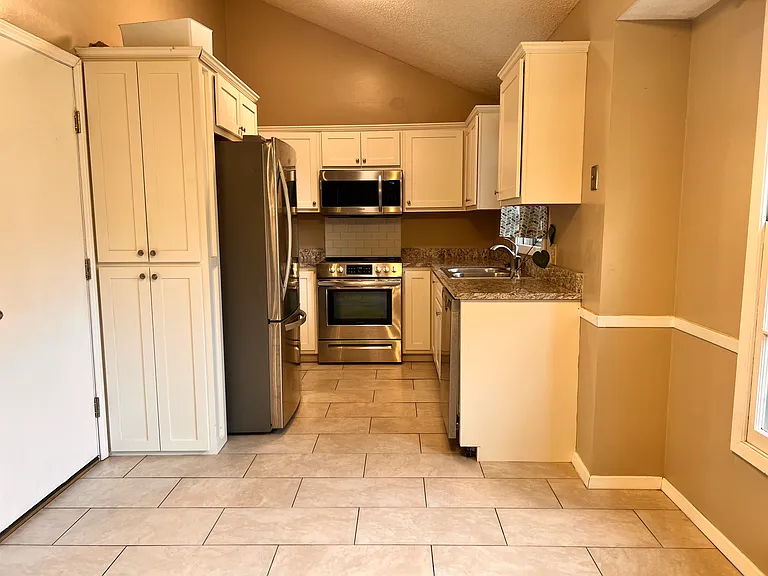 2677 S Grant Ave — Photo 4