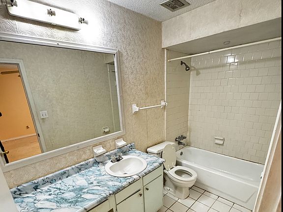 2nd image of 4535 Breakwater Cir