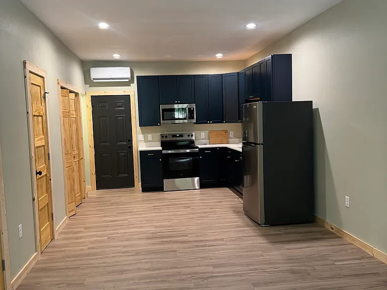 380 Everett St — Photo 2