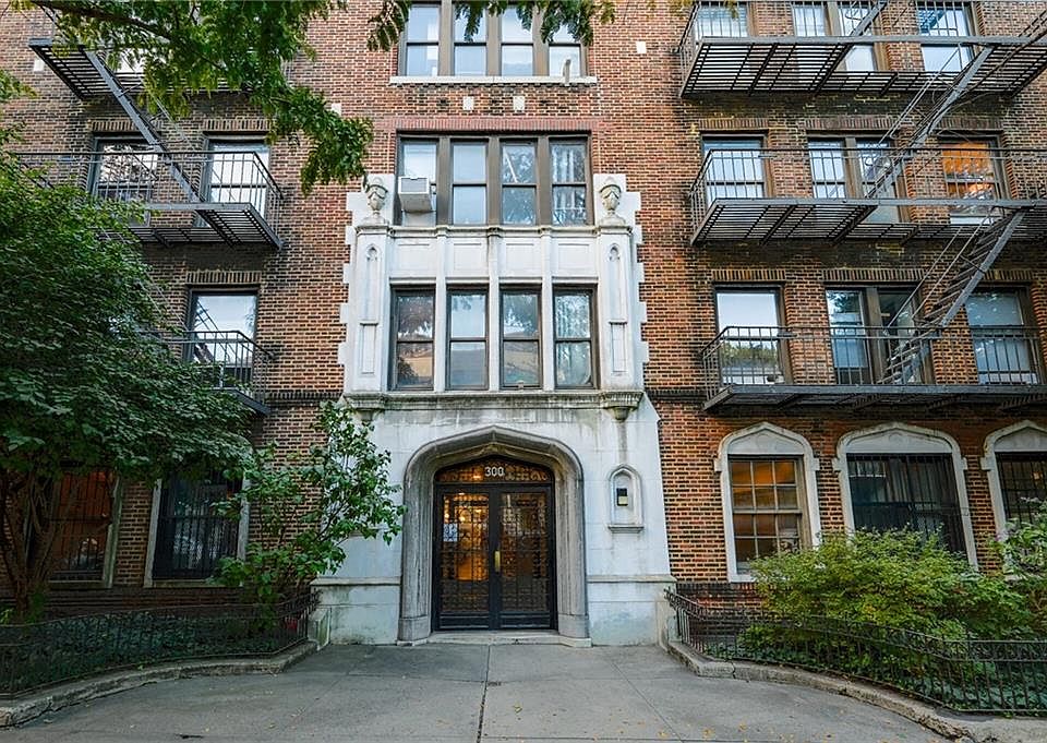 1st image of 300 8th Ave APT 1N