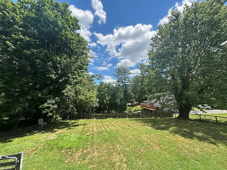 1005 Ridgecrest Rd — Photo 2