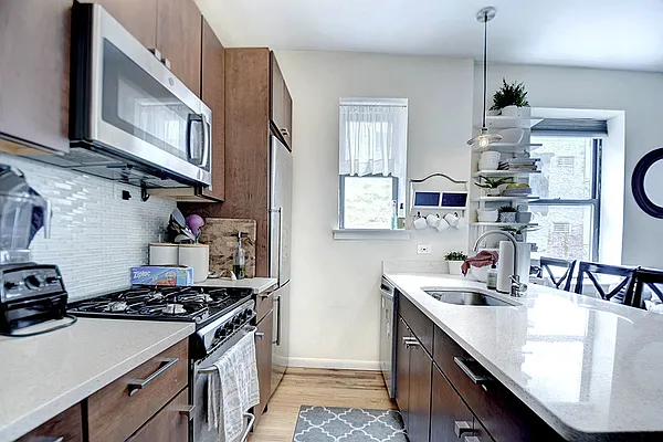 Rented by Urbane Brokerage | media 2