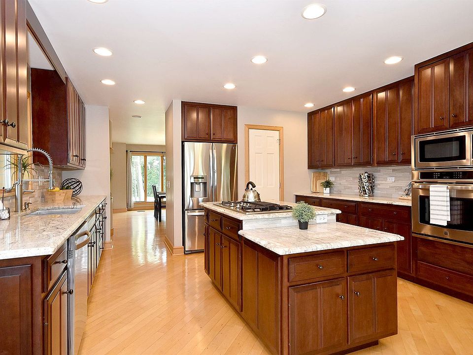 2nd image of 28W260 Oak Creek Ct