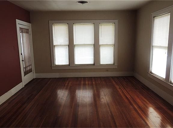 3rd image of 101 E Tom Green St