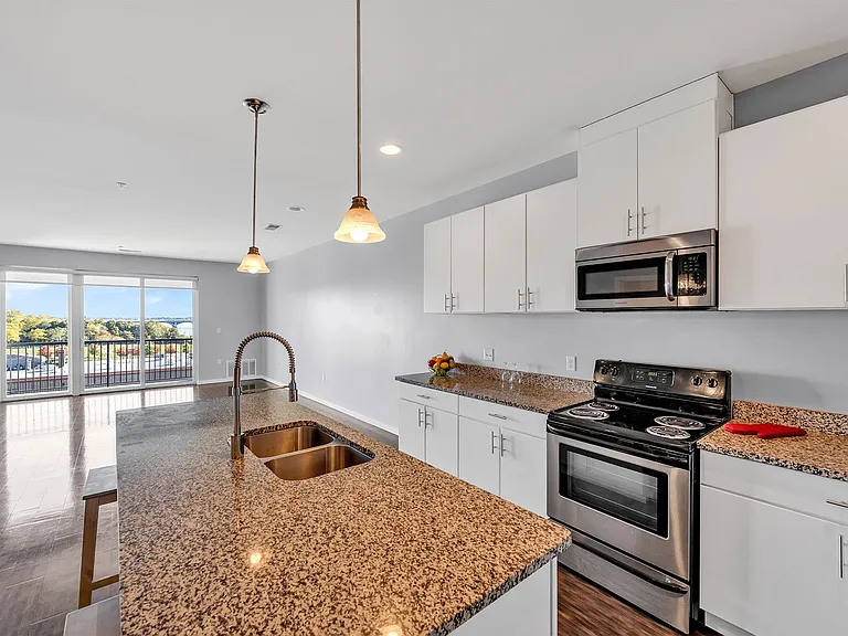 Waters Edge Apartments of Harbortown — Photo 7