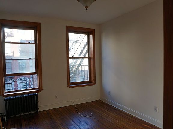 3rd image of 114 E 7th St APT 10