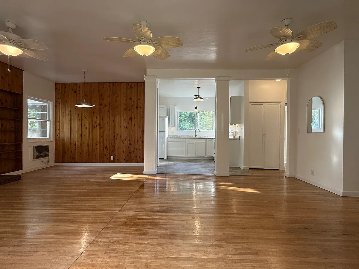 Building Photo - 348 McLaren Ln