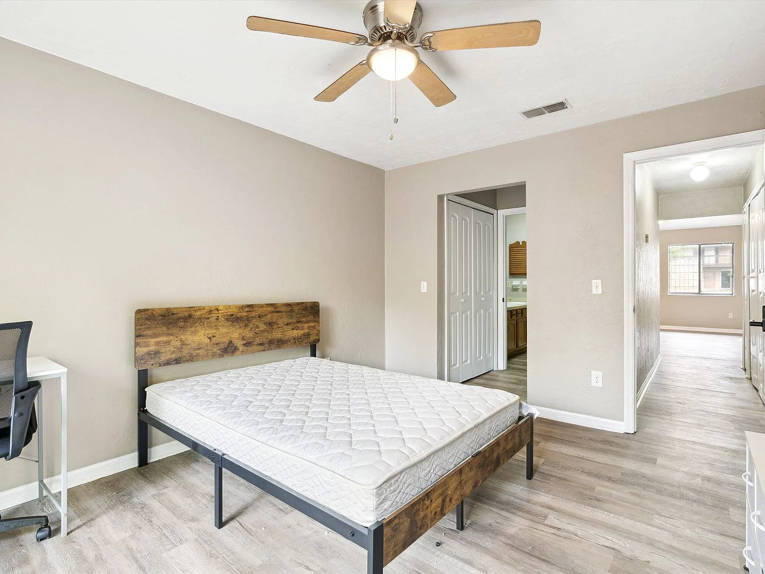 3 bed, 2.0 bath, 966 sqft, $1,027 — Photo 2