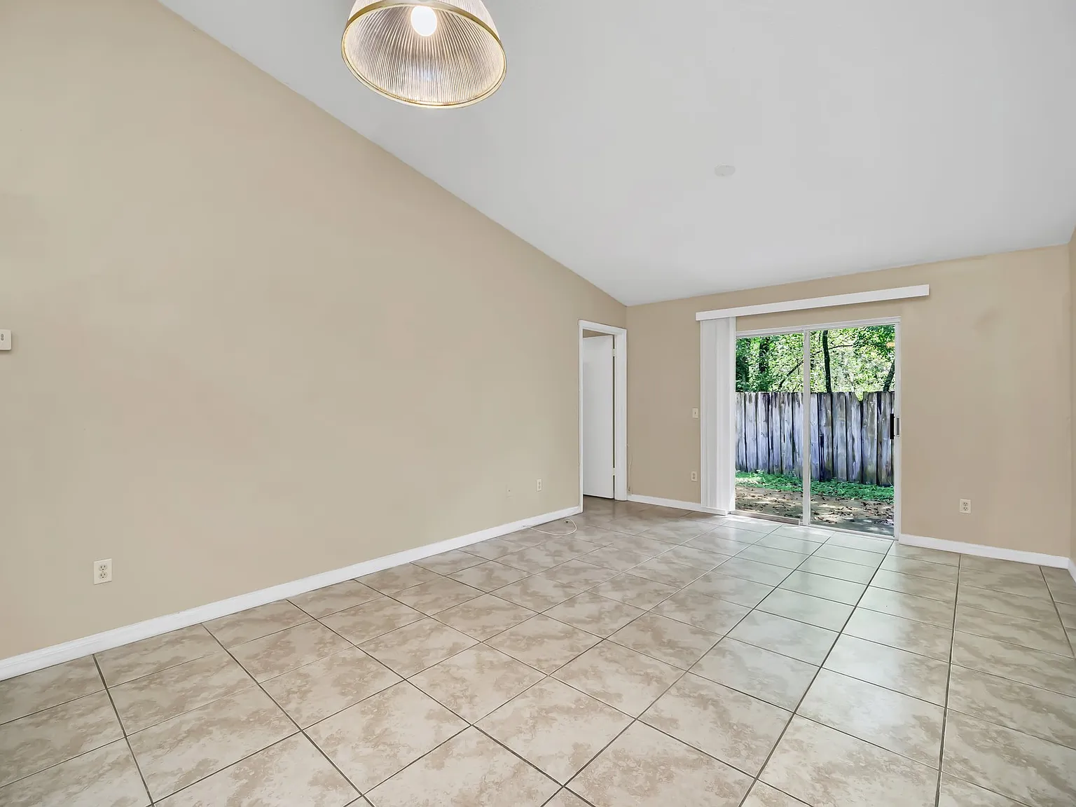 2 bed, 1000 sqft, $1,350 — Photo 3