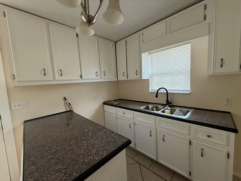2202 Burnett Ave — Photo 4