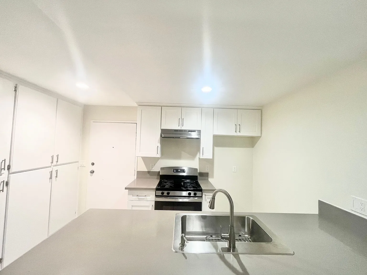 800 Glenoaks Apartments — Photo 3