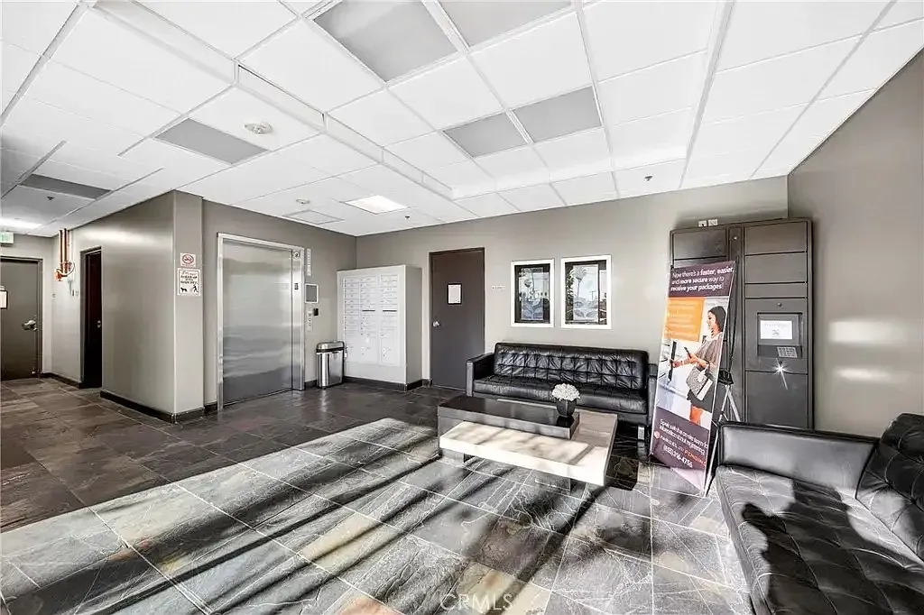 2 bed, 810 sqft, $2,600 — Photo 3