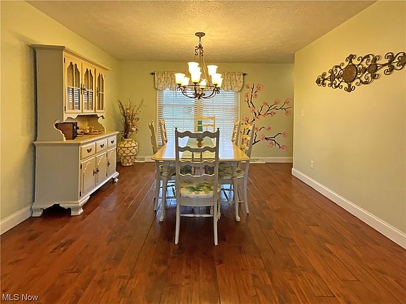 5th image of 854 Donegal Dr E