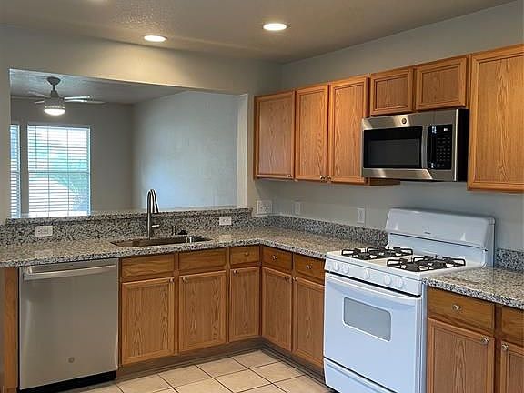 5th image of 903 Grand Plains Dr