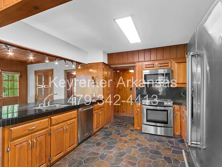 255 W Lawson St — Photo 8