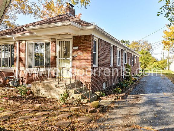 3rd image of 1544 N Hawthorne Ln #2B-1BA-1005SQFT