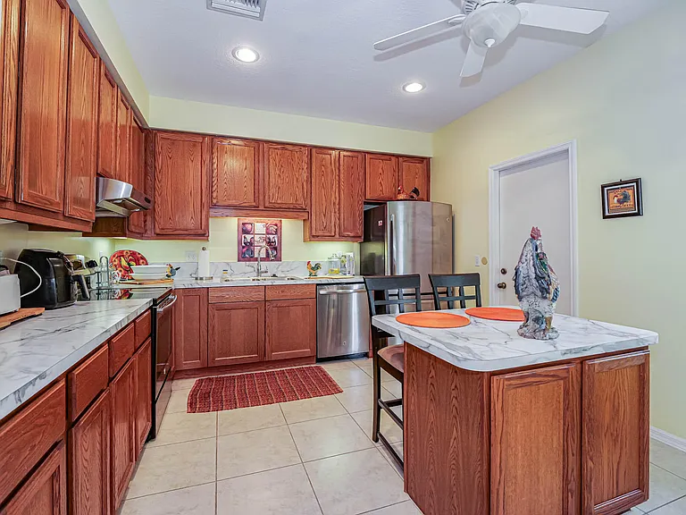 335 Hawthorne Ln — Photo 11