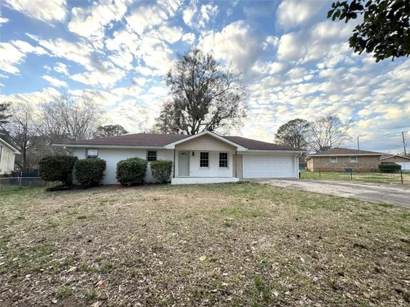 290 Castlegate Cir, Carrollton, GA 30116