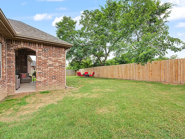 1202 Birkshire Cir — Photo 22