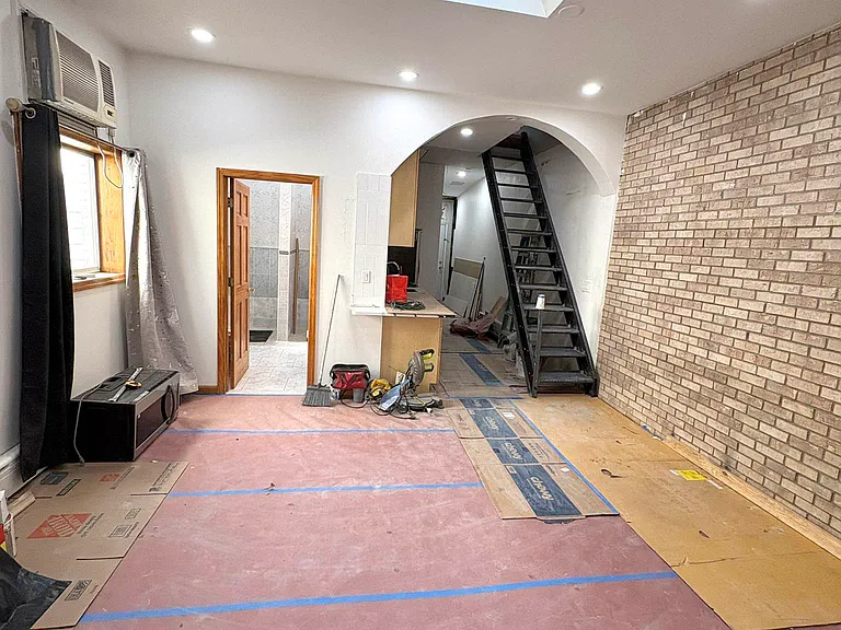 138 Frost St #1 — Photo 4