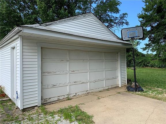 4th image of 247 Gillett St