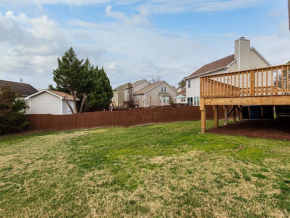 3rd image of 212 Stoney Dr