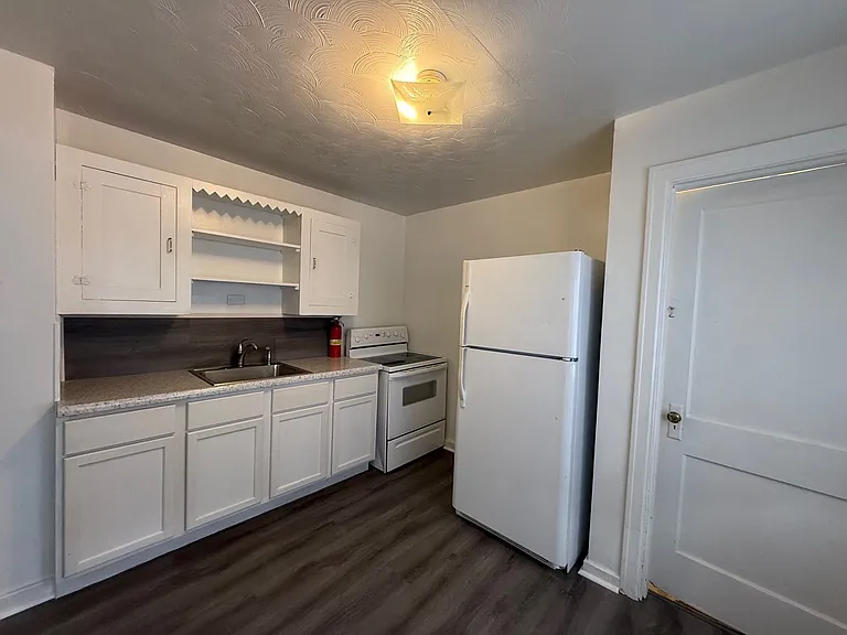 1091 N Oakcrest Ave — Photo 6