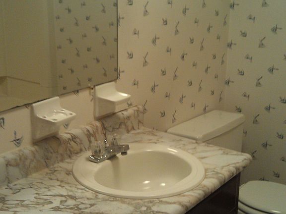 Upstairs Full Bathroom 