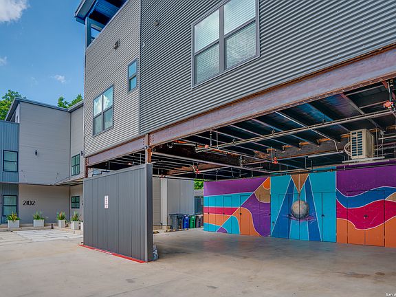 3rd image of 811 Montana St #1202