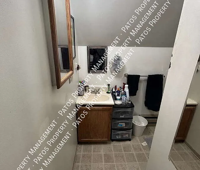 512 E Chestnut St — Photo 6