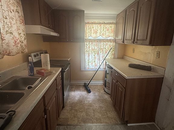 3rd image of 977 Mapp St