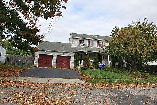 1st image of 15 Hedge Dr