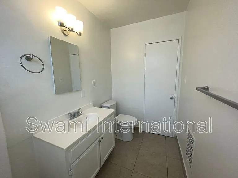 629 W 82nd St #2 — Photo 16