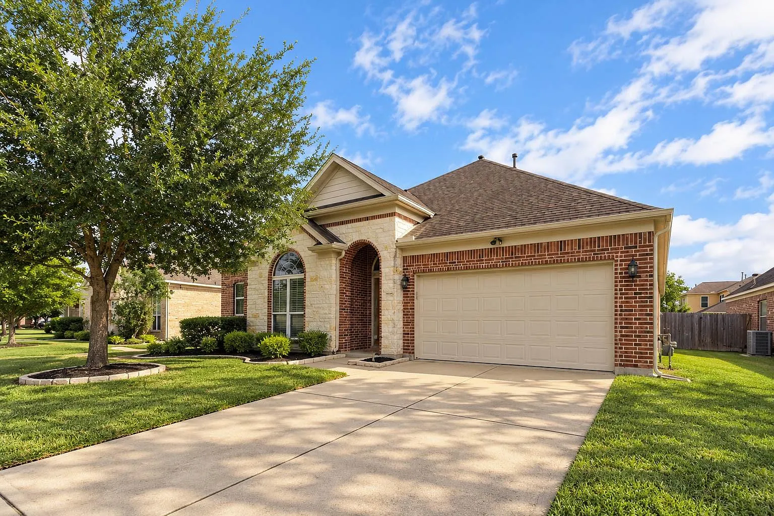 3 bed, 2.0 bath, 1939 sqft, $2,200 — Photo 2