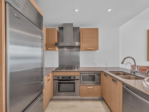 3rd image of 8080 Cambie Rd #819
