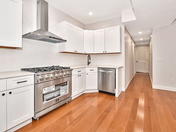 3rd image of 168 Ruthven St #2