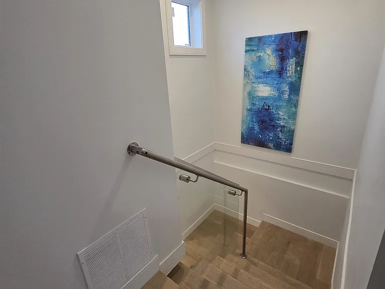 2881 Georgia St E — Photo 4