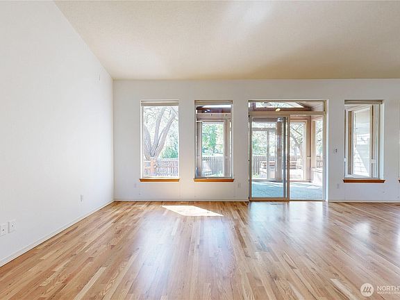 3rd image of 32 Parkwood Circle